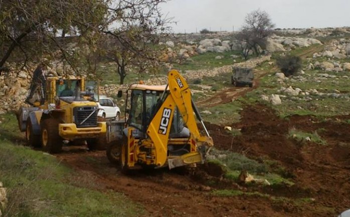 جرافات الاحتلال أثناء قلع الأشجار في بيت لحم